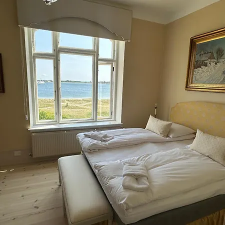 Hotel Aarøsund 4*